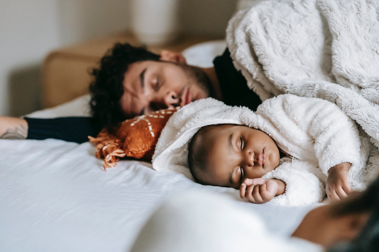 dad-and-baby-sleeping-together-in-bed-sleep-coach